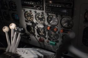 La complexité d'un tableau de bord d'avion.